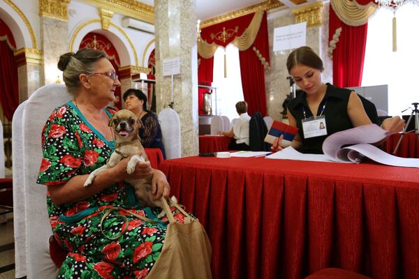 Eleitora no dia das eleições municipais na cidade russa de Krasnodar - Sputnik Brasil