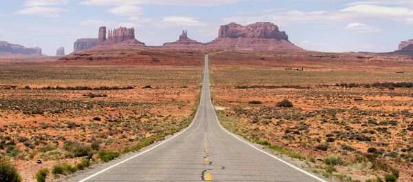 Estrada perto da Área 51, deserto de Nevada - Sputnik Brasil