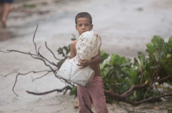 Jorge Daniel abraça busto de José Martí Jorge Daniel abraça busto de José Martí - Sputnik Brasil