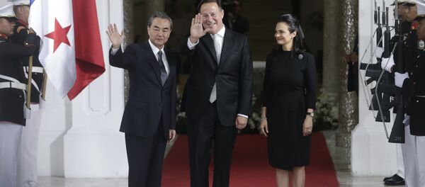 Da esquerda para a direita: o chanceler chinês, Wang Yi, o presidente do Panamá, Juan Carlos Varela, e chanceler panamenha, Isabel de Saint Malo Da esquerda para a direita: o chanceler chinês, Wang Yi, o presidente do Panamá, Juan Carlos Varela, e chanceler panamenha, Isabel de Saint Malo - Sputnik Brasil