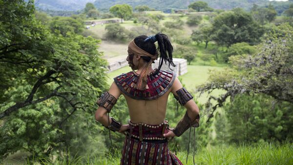 Homem vestido com traje tradicional maia - Sputnik Brasil
