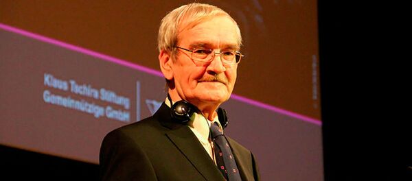 Stanislav Petrov, herói soviético, em uma das muitas homenagens que recebeu por seus serviços às Forças Armadas soviéticas - Sputnik Brasil