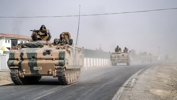 Tanques do exército turco vão ao longo da fronteira síria (foto de arquivo) - Sputnik Brasil