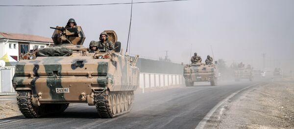 Tanques do exército turco vão ao longo da fronteira síria (foto de arquivo) - Sputnik Brasil