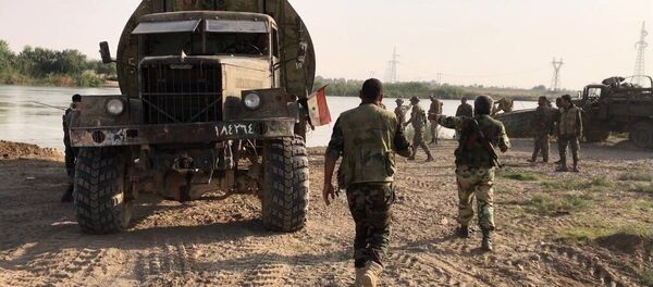 Militares sírios se preparando para cruzar o rio Eufrates na zona de Deir ez-Zor Militares sírios se preparando para cruzar o rio Eufrates na zona de Deir ez-Zor - Sputnik Brasil