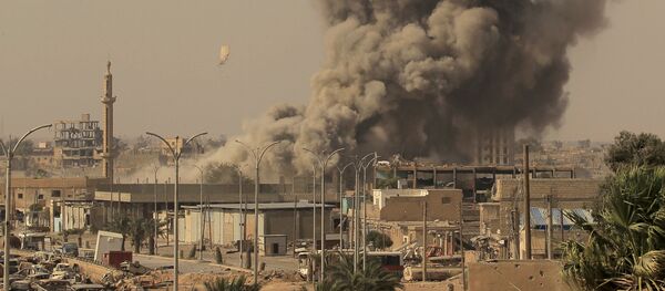 Fumo sobe após ataque aérea durante luta entre membros das Forças Democráticas Sírias e militantes do Estado Islâmico em Raqqa, Síria, 15 de agosto, 2017 - Sputnik Brasil