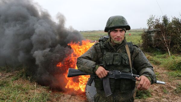 Um militar da infantaria motorizada da Frota do Báltico das Forças Armadas russas é visto durante os exercícios Zapad 2017 no polígono Pravdinsky, na região de Kaliningrado, Rússia - Sputnik Brasil