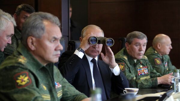 Presidente russo Vladimir Putin observando as manobras militares russo-bielorrussas Zapad 2017 em um campo de treino na região de Leningrado, Rússia. - Sputnik Brasil