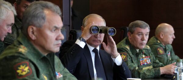 Presidente russo Vladimir Putin observando as manobras militares russo-bielorrussas Zapad 2017 em um campo de treino na região de Leningrado, Rússia. - Sputnik Brasil