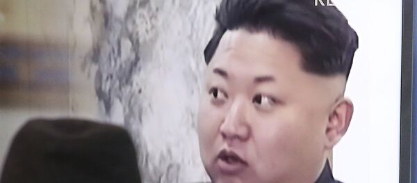 Homem assiste à transmissão de notícias que mostra o presidente norte-americano Donald Trump e líder norte-coreano Kim Jong-un - Sputnik Brasil