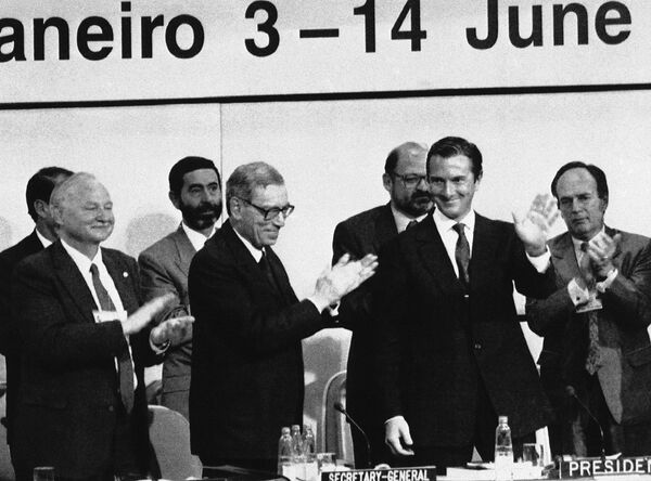 Presidente do Brasil, Fernando Collor, é aplaudido por altos funcionários da ONU durante Rio-92, 14 de junho de 1992 - Sputnik Brasil