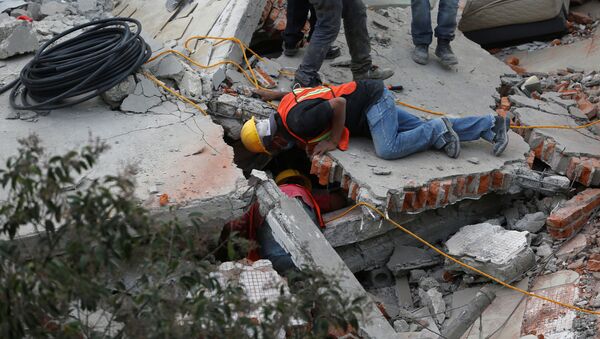 Buscas após o terramoto em México em 19 de setembro de 2017 - Sputnik Brasil