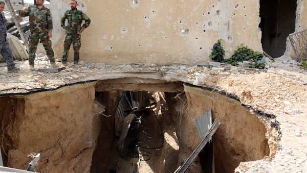 Forças governamentais sírias observando túnel destruído nos arredores de Damasco, 14 de maio de 2017 - Sputnik Brasil