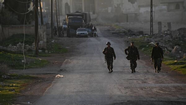 Soldados sírios são vistos no povoado Majdal, ao norte da cidade de Hama, na Síria - Sputnik Brasil