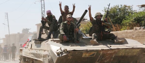 Soldados sírios entram na cidade de Atshan (foto de arquivo) - Sputnik Brasil