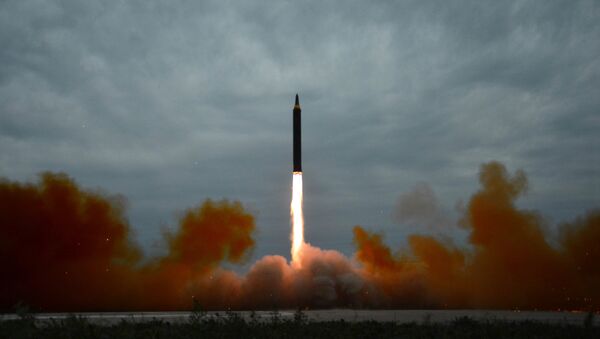 O lançamento de míssil de médio alcance durante os exercícios em Pyongyang em 30 de agosto de 2017 - Sputnik Brasil