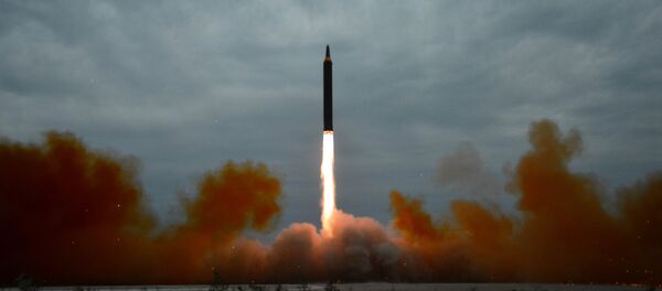 O lançamento de míssil de médio alcance durante os exercícios na photo publicada pela Agência noticiosa norte-coreana em Pyongyang em 30 de agosto de 2017 - Sputnik Brasil