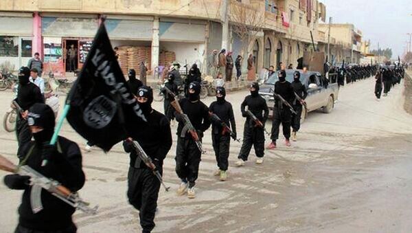 ISIL marching in Raqqa, Syria. - Sputnik Brasil