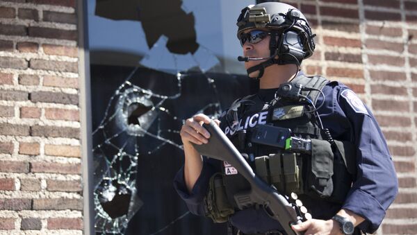 Policial em Baltimore em 29 de abril de 2015 - Sputnik Brasil