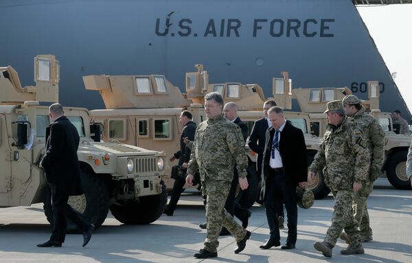 Pyotr Poroshenko, presidente da Ucrânia, ao lado de Humvees blindados americanos no aeroporto Boryspil, Kiev, Ucrânia - Sputnik Brasil