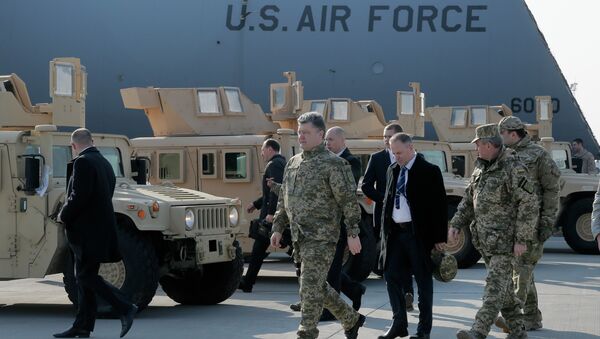 Pyotr Poroshenko, presidente da Ucrânia, ao lado de Humvees blindados americanos no aeroporto Boryspil, Kiev, Ucrânia - Sputnik Brasil