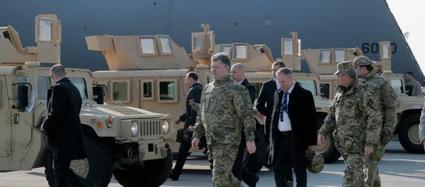 Pyotr Poroshenko, presidente da Ucrânia, ao lado de Humvees blindados americanos no aeroporto Boryspil, Kiev, Ucrânia - Sputnik Brasil