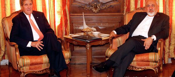 John Kerry, secretário de Estado americano, e Javad Zarif, ministro de Relações Exteriores do Irã, em 27 de abril de 2015, em Nova York - Sputnik Brasil