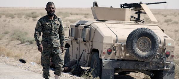 Militante das FDS perto de deir ez-Zor, foto de arquivo Militante das FDS perto de deir ez-Zor, foto de arquivo - Sputnik Brasil