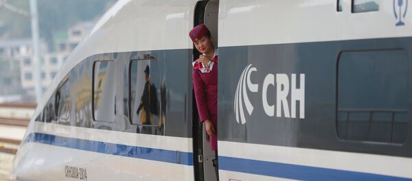 Uma mulher do pessoal olha do comboio de alta velocidade que liga Shanghai e Kunming, China, 28 de dezembro de 2016 - Sputnik Brasil