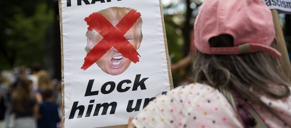 Cartaz com a palavra traidor em uma manifestação anti-Trump nos EUA (foto de arquivo) Cartaz com a palavra traidor em uma manifestação anti-Trump nos EUA (foto de arquivo) - Sputnik Brasil
