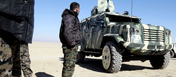 O combatante das Forças Democráticas Sírias examina o veículo fornecido pela coalizão dos EUA perto a nordeste de Raqqa - Sputnik Brasil