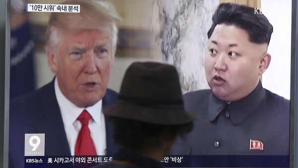Presidente dos EUA, Donald Trump, e o líder da Coreia do Norte, Kim Jong-un, dividem a tela - Sputnik Brasil