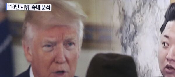 Presidente dos EUA, Donald Trump, e o líder da Coreia do Norte, Kim Jong-un, dividem a tela - Sputnik Brasil