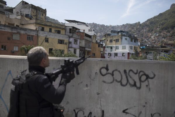 Um oficial da PM é visto durante tiroteio na Rocinha em 22 de setembro de 2017 - Sputnik Brasil