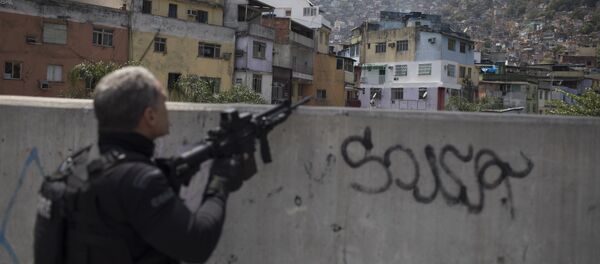 Um oficial da PM é visto durante tiroteio na Rocinha em 22 de setembro de 2017 - Sputnik Brasil