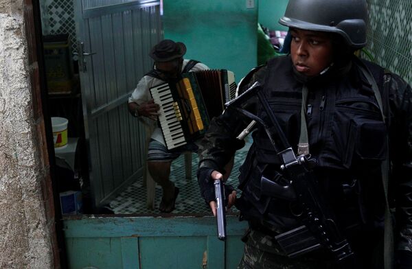 Homem do Exército na Rocinha, Rio de Janeiro. - Sputnik Brasil
