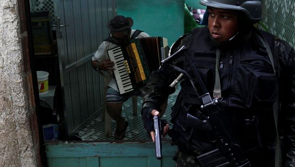 Homem do Exército na Rocinha, Rio de Janeiro. - Sputnik Brasil