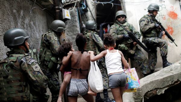 Armed Forces take up position during a operation after violent clashes between drug gangs in Rocinha slum in Rio de Janeiro, Brazil - Sputnik Brasil