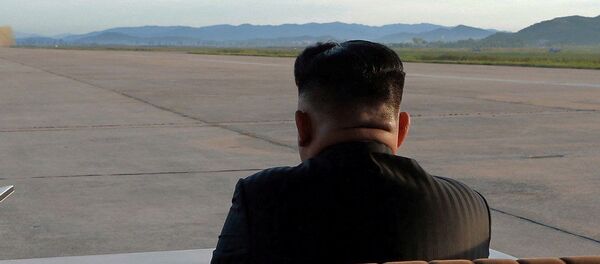 Líder da Coreia do Norte, Kim Jong-un durante o lançamento do míssil Hwasong-12 efetuado em 16 de setembro de 2017 - Sputnik Brasil