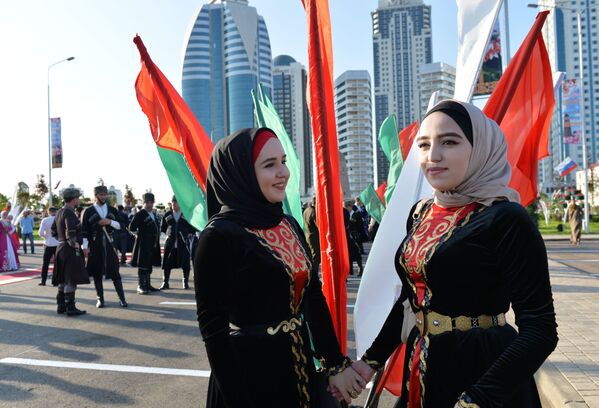 Participantes das festividades do Dia da Mulher Tchetchena em trajes populares em Grozny - Sputnik Brasil