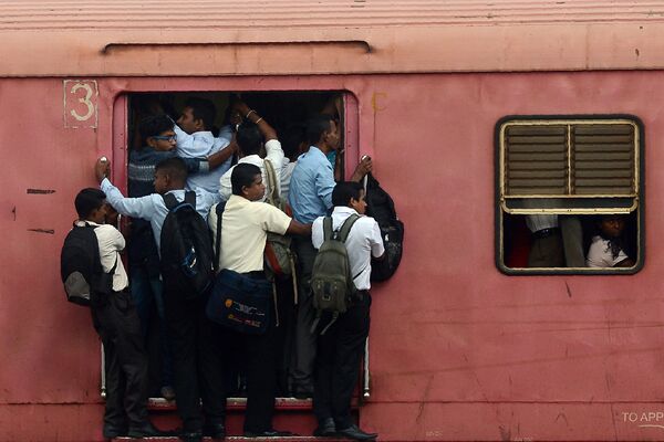 Passageiros no trem com destino a Colombo, Sri Lanka - Sputnik Brasil