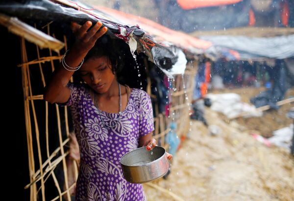 Menina rohingya recolhe água da chuva no campo de refugiados em Cox's Bazar, Bangladesh - Sputnik Brasil