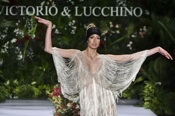 Modelo da Victorio & Lucchino durante desfile de moda na Colômbia - Sputnik Brasil