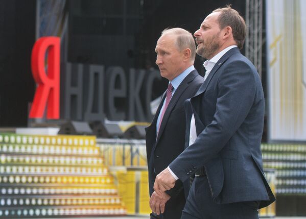 Presidente russo, Vladimir Putin, com o diretor da empresa de Internet russa Yandex, Arkady Volozh - Sputnik Brasil