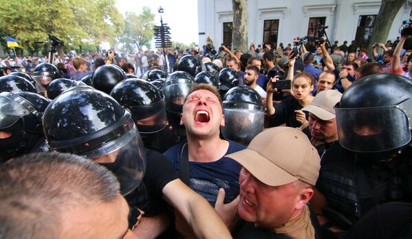 Confrontos entre polícia de Odessa e manifestantes que exigiam a destituição do prefeito da cidade por causa da morte de crianças em um campo de férias - Sputnik Brasil