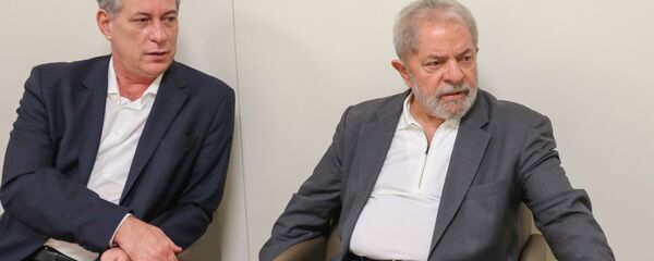 Ciro Gomes ao lado do ex-presidente Lula, em encontro no Instituto Lula - Sputnik Brasil