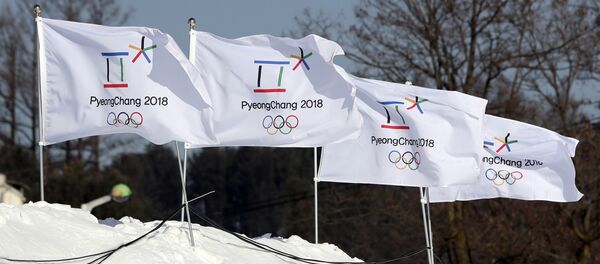 Bandeiras com o logotipo dos Jogos Olímpicos de 2018 em Pyeongchang Bandeiras com o logotipo dos Jogos Olímpicos de 2018 em Pyeongchang - Sputnik Brasil