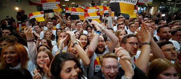 Eleitores se reúnem na sede da União Democrática Cristã (CDU), partido da chanceler Angela Merkel, e reagem às primeiras pesquisas de boca de urna nas eleições gerais alemãs (Bundestagswahl) em Berlim, Alemanha, 24 de setembro de 2017. - Sputnik Brasil