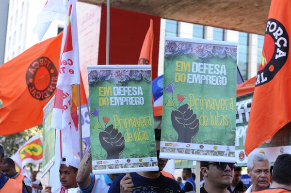 Força Sindical, CTB, Nova Central realizaram um ato na Avenida Paulista na sexta-feira, dia 22 batizado de #Primavera de Lutas. A manifestação, que teve a participação de várias categorias, marcou o início da primavera e a luta por mais empregos. - Sputnik Brasil