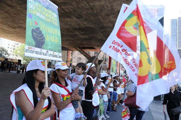 Força Sindical, CTB, Nova Central realizaram um ato na Avenida Paulista na sexta-feira, dia 22 batizado de #Primavera de Lutas. A manifestação, que teve a participação de várias categorias, marcou o início da primavera e a luta por mais empregos. - Sputnik Brasil